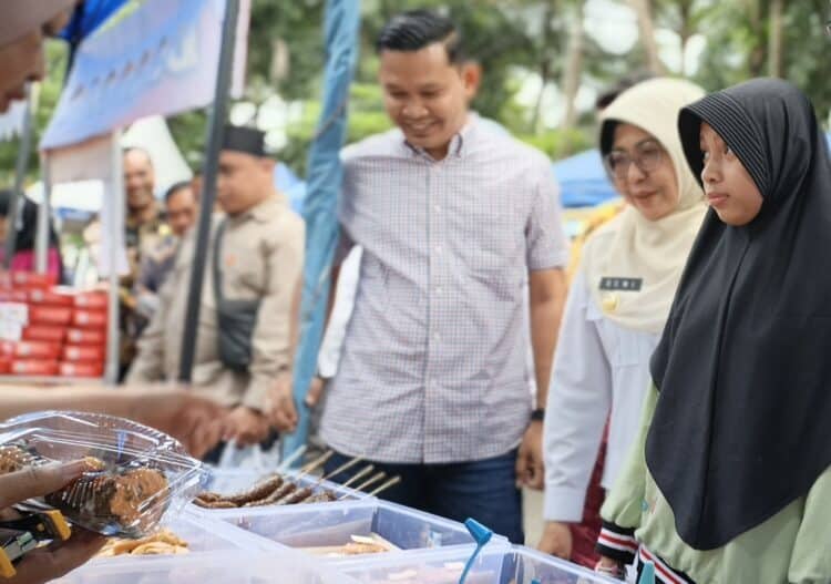 Bupati Pandeglang Raden Dewi Setiani, didampingi Wakil Ketua DPRD Kabupaten Fikri Pebriansyah, dan jajaran kepala OPD, meninjau dan berbelanja takjil di stand Kadaharan Buka Puasa, Jumat (20/2/2026). (ISTIMEWA)