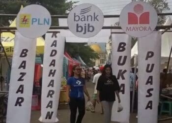 BAZAR KADAHARAN BUKA PUASA - Salah satu lokasi favorit untuk ngabuburit yaitu, Bazar Kadaharan Buka Puasa Porwan Pandeglang, di sebrang Masjid Agung Ar-Rahman, Senin (23/2/2026). (MARDIANA/SATELITNEWS.COM)