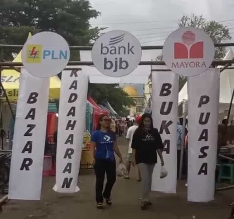 BAZAR KADAHARAN BUKA PUASA - Salah satu lokasi favorit untuk ngabuburit yaitu, Bazar Kadaharan Buka Puasa Porwan Pandeglang, di sebrang Masjid Agung Ar-Rahman, Senin (23/2/2026). (MARDIANA/SATELITNEWS.COM)