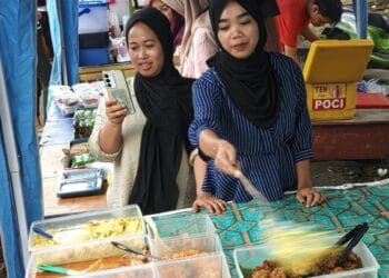 JAJAKAN MASAKAN - Seorang pedagang masakan siap saji, menjajakan dagangannya jelang waktu berbuka puasa. (ISTIMEWA)