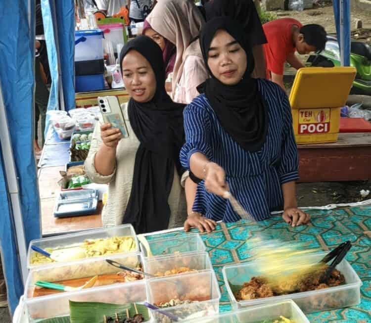 JAJAKAN MASAKAN - Seorang pedagang masakan siap saji, menjajakan dagangannya jelang waktu berbuka puasa. (ISTIMEWA)