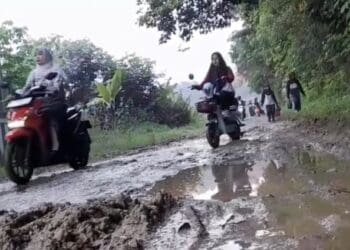 Perjuangan Pelajar SMA di Lebak Harus Lewati Jalanan Bak Kubangan Kerbau ke Sekolah