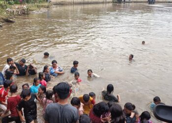 Dugaan Pencemaran Tak Halangi Ritual Keramas Bareng di Sungai Cisadane