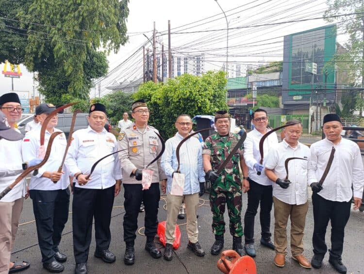 Hasil Razia di Ciputat Timur, Ratusan Senjata Tajam dan Minuman Keras Dimusnahkan