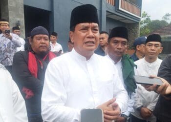 Bupati Tangerang Maesyal Rasyid memberikan apresiasi kepada CEO LPK & SMK Gyokai Indonesia Kompeten Teguh Imam Pambudi atas program pemagangan industri yang menekan pengangguran, Senin (9/2/2026). (ADITYA/SATELIT NEWS)