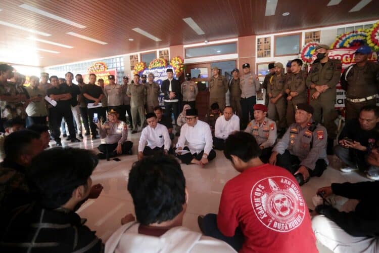 PJU Mati, Jalan Rusak hingga Semrawutnya Utilitas Kabel Disorot Mahasiswa Saat HUT ke-33 Kota Tangerang