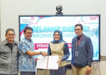 PENANDATANGANAN PKS: (kiri-kanan): Irvan Yasni (CEO of Technology Advisory and Business at Sinar Mas Land), Kiem An Andy (Chief Operating Officer Fiber Optic Mining & Infrastructure Sinar Mas Land), Ekadiah Finandiarsi (Senior Manager Regional Wholesale Service Telkom Regional II Telkom Indonesia), dan Edie Kurniawan (Executive Vice President Telkom Regional II), dalam penandatanganan Perjanjian Kerja Sama (PKS) antara PT Serpong Mas Telematika (SMT), anak usaha Sinar Mas Land dan Telkom yang dilaksanakan pada Rabu, (11/3/2026), di Sinar Mas Land Plaza, BSD City, Kecamatan Cisauk. (ISTIMEWA)