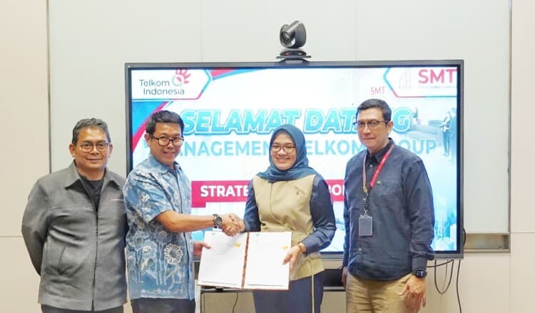 PENANDATANGANAN PKS: (kiri-kanan): Irvan Yasni (CEO of Technology Advisory and Business at Sinar Mas Land), Kiem An Andy (Chief Operating Officer Fiber Optic Mining & Infrastructure Sinar Mas Land), Ekadiah Finandiarsi (Senior Manager Regional Wholesale Service Telkom Regional II Telkom Indonesia), dan Edie Kurniawan (Executive Vice President Telkom Regional II), dalam penandatanganan Perjanjian Kerja Sama (PKS) antara PT Serpong Mas Telematika (SMT), anak usaha Sinar Mas Land dan Telkom yang dilaksanakan pada Rabu, (11/3/2026), di Sinar Mas Land Plaza, BSD City, Kecamatan Cisauk. (ISTIMEWA)