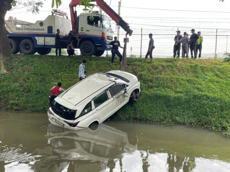 Nyetir Ketika Mengantuk, Pengendara Xenia Nyemplung di Kali Kawasan Jalan Perimeter Utara Neglasari