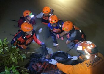 Tim SAR gabungan, melakukan pencarian korban tenggelam di kali Bayongbong, Pontang, Kabupaten Serang. (ISTIMEWA)