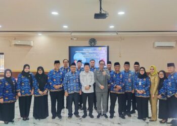 Sekda Kota Serang Nanang Saefudin, melantik tujuh pejabat di lingkungan Pemkot Serang. Dua diantaranya, rotasi eselon II atau setingkat kepala dinas. Sedangkan lima lainnya, melalui promosi ke eselon III. Pelantikan dilaksanakan di Aula Sekda Kota Serang, Senin (2/3/2026). (ISTIMEWA)