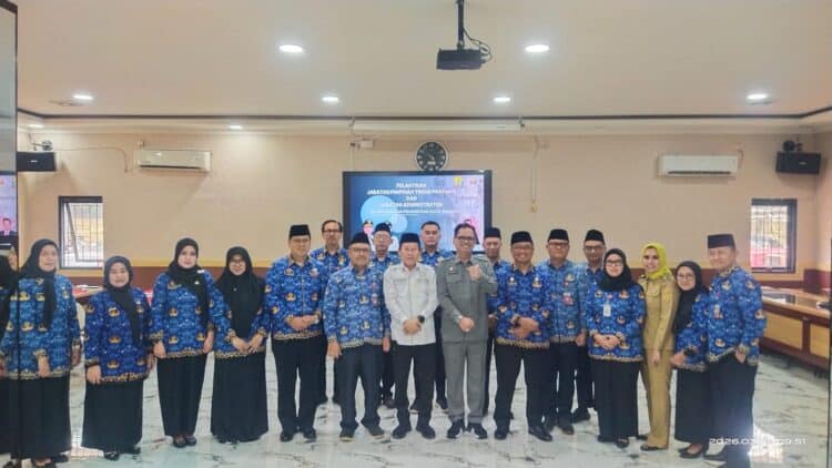 Sekda Kota Serang Nanang Saefudin, melantik tujuh pejabat di lingkungan Pemkot Serang. Dua diantaranya, rotasi eselon II atau setingkat kepala dinas. Sedangkan lima lainnya, melalui promosi ke eselon III. Pelantikan dilaksanakan di Aula Sekda Kota Serang, Senin (2/3/2026). (ISTIMEWA)