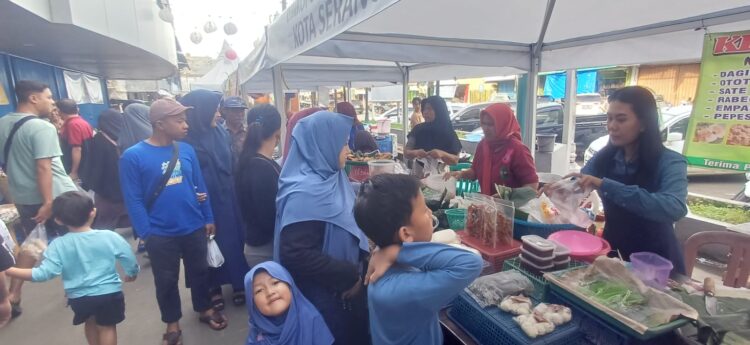 Masyarakat Serang dan sekitarnya, sedang membeli makanan untuk berbuka puasa di Pasar Lama, Serang, Banten. (ISTIMEWA)