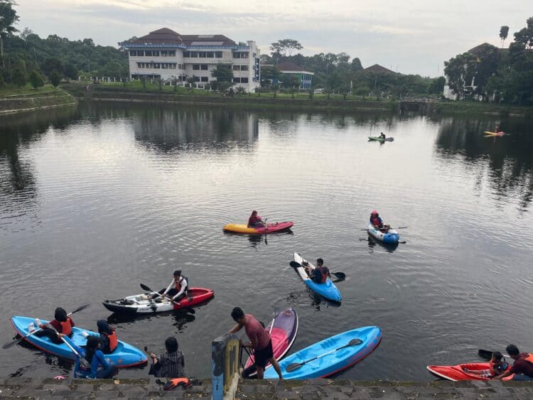 Di permukaan air Danau Retensi 3 Kawasan Pusat Pemerintahan Provinsi Banten (KP3B), Curug, Kota Serang, warga bisa ngabuburit sambil menikmati suasana dengan cara yang berbeda, yakni naik perahu kano. (ISTIMEWA)