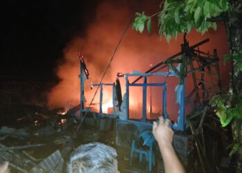Sebuah rumah di Kampung Dungushaur RT/RW 18/04, Desa Surianeun, Kecamatan Patia, Kabupaten Pandeglang, ludes terbakar Senin (2/3) malam. (ISTIMEWA)