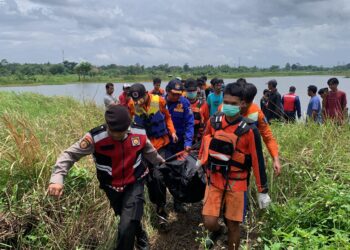 EVAKUASI - Sukirno (20), warga Kampung Cisait Muncang, Kecamatan Kragilan, Kabupaten Serang, tenggelam di Danau Cisadah, Kampung Sadah, Kecamatan Ciruas, Selasa (3/3/2026). Setelah dilakukan pencarian, korban ditemukan dalam kondisi meninggal dunia (MD). Kemudian dievakuasi ke rumah duka. (ISTIMEWA)