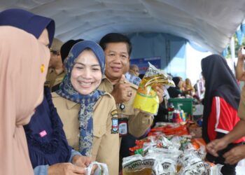 Bupati Serang Ratu Rahmatuzakiyah, membuka kegiatan Bazar Ramadan, Selasa (3/3/2026). (ISTIMEWA)