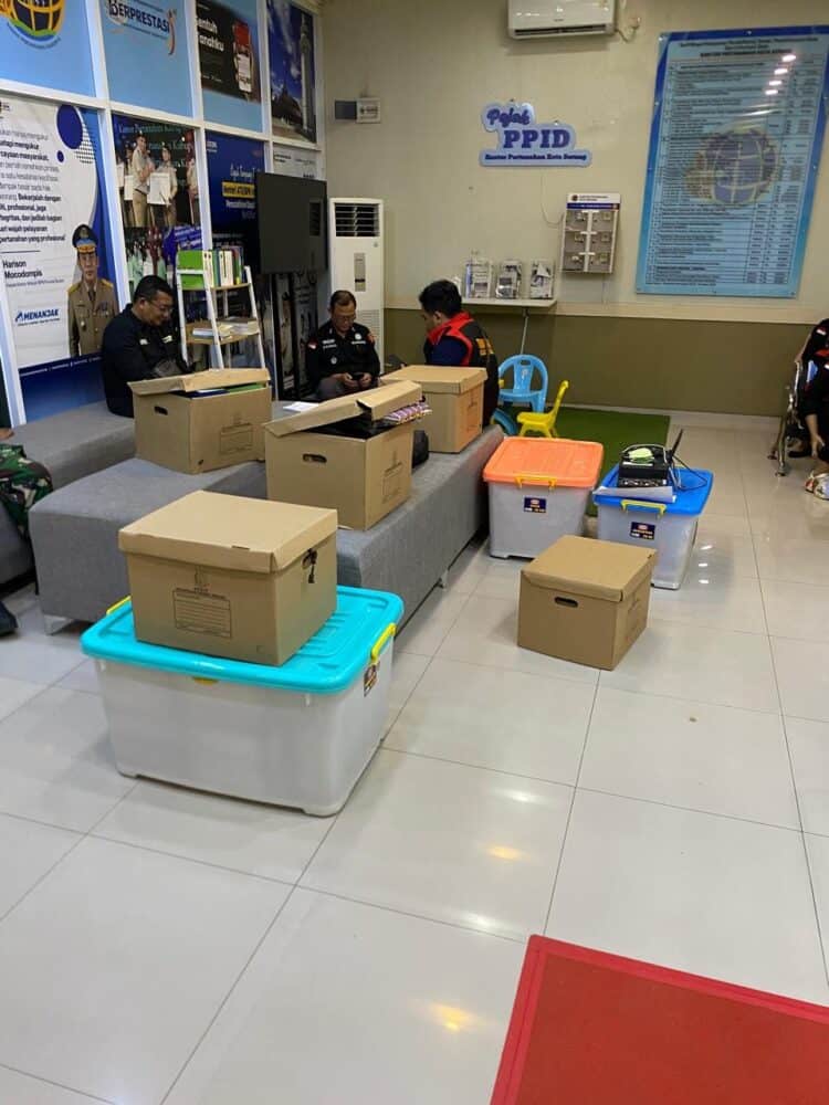Sejumlah barang bukti kasus dugaan tindak pidana korupsi perizinan, yang diamankan Kejari Serang dari BPN Kota Serang. (ISTIMEWA)