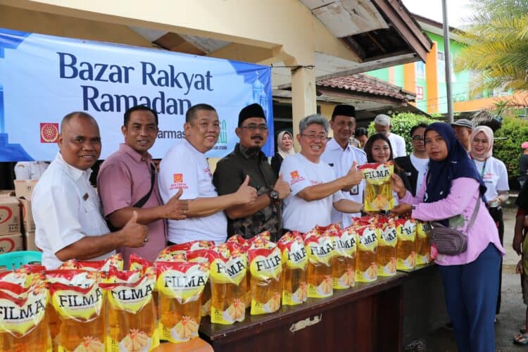 Unit usaha APP Group, PT Indah Kiat Pulp & Paper Tbk (IKPP) Serang Mill, menyelenggarakan bazar minyak goreng harga subsidi bagi masyarakat sekitar. Kegiatan ini dilaksanakan di dua lokasi, yakni Kantor Desa Kragilan dan Kantor Desa Tegal Maja, Kamis (5/3/2026). (ISTIMEWA)