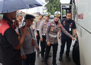 CEK KENDARAAN - Satuan Lalu Lintas (Satlantas) Polresta Serang Kota, melaksanakan kegiatan Ramp Check terhadap kendaraan angkutan umum di Terminal Pakupatan, Kota Serang, Kamis (5/3/2026). (ISTIMEWA)