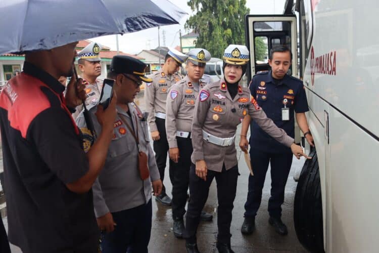 CEK KENDARAAN - Satuan Lalu Lintas (Satlantas) Polresta Serang Kota, melaksanakan kegiatan Ramp Check terhadap kendaraan angkutan umum di Terminal Pakupatan, Kota Serang, Kamis (5/3/2026). (ISTIMEWA)
