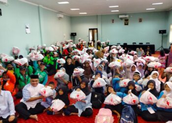 Palang Merah Indonesia (PMI) Provinsi Banten, membagikan ratusan paket sembako dan sejumlah uang untuk berbuka puasa kepada pengemudi Go-Jek, yatim piatu dan janda, Jumat (6/3/2026). (ISTIMEWA)