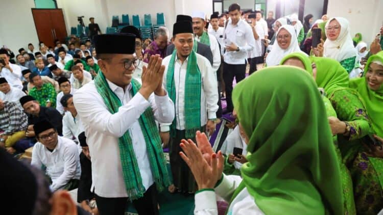 MENYAPA : Gubernur Banten Andra Soni, menyapa para pengurus PWNU Banten. (ISTIMEWA)