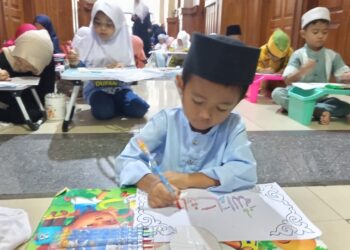LOMBA MEWARNAI - Para peserta lomba mewarnai, yang terdiri dari siswa/siswi TPQ dan TKQ, sedang mengikuti lomba mewarnai, Minggu (8/3). (MARDIANA/SATELITNEWS.COM)