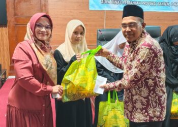 MEMBERIKAN SEMBAKO : Kepala Dinas Ketapang Provinsi Banten Nasir M Daud memberikan bantuan sembako usai membahas program ketahanan pangan dengan pengurus DPD HA IPB. (ISTIMEWA)