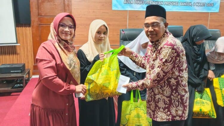 MEMBERIKAN SEMBAKO : Kepala Dinas Ketapang Provinsi Banten Nasir M Daud memberikan bantuan sembako usai membahas program ketahanan pangan dengan pengurus DPD HA IPB. (ISTIMEWA)