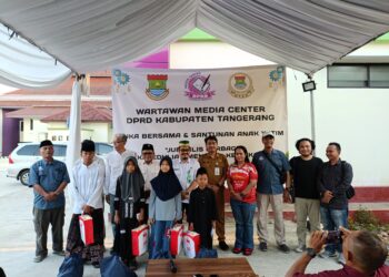 Jurnalis Media Center DPRD Kabupaten Tangerang Santuni Anak Yatim