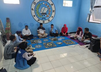 DISKUSI - Kepala DP2KBP3A Kabupaten Pandeglang, Gimas Rahadyan, Kepala UPT PPA DP2KBP3A Kabupaten Pandeglang, Mila Octaviani, dan Kanit PPA Satreskrim Polres Pandeglang IPDA Widianto, sedan berdiskusi di Sekretariat Porwan Pandeglang, Senin (9/3/2026). (ISTIMEWA)