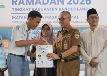 Bupati Pandeglang Raden Dewi Setiani, menutup acara Festival Ramadan di Masjid Agung Ar-Rahman. (ISTIMEWA)