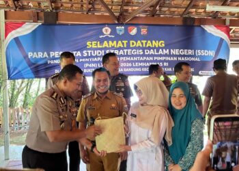 KUNJUNGAN - Rombongan peserta Studi Strategis Dalam Negeri (SSDN) dari Lembaga Ketahanan Nasional Republik Indonesia (Lemhannas RI), melaksanakan kunjungan lapangan ke kawasan wisata alam Bukit Si Nyonya Kabupaten Pandeglang,, Selasa (10/3/2026). (ISTIMEWA)