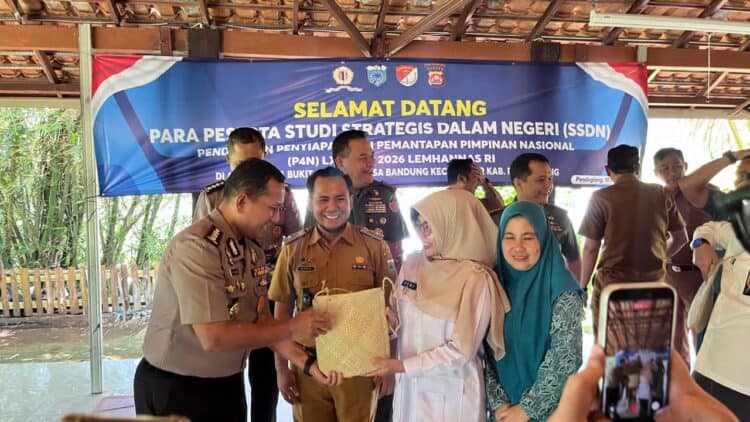 KUNJUNGAN - Rombongan peserta Studi Strategis Dalam Negeri (SSDN) dari Lembaga Ketahanan Nasional Republik Indonesia (Lemhannas RI), melaksanakan kunjungan lapangan ke kawasan wisata alam Bukit Si Nyonya Kabupaten Pandeglang,, Selasa (10/3/2026). (ISTIMEWA)