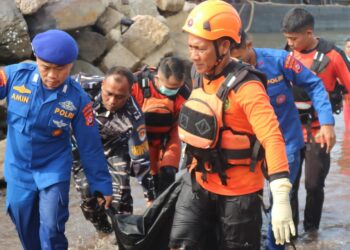 EVAKUASI - Seorang Anak Buah Kapal (ABK), dilaporkan terjatuh ke laut di perairan Jetty Bahtera Kharisma Abadi, Kecamatan Puloampel, Kabupaten Serang, Banten. Korban ditemukan dalam kondisi tak bernyawa. (ISTIMEWA)