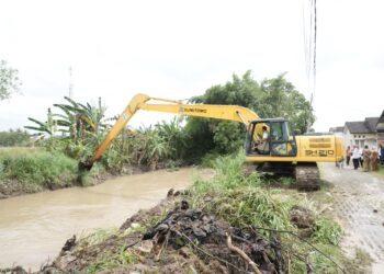Balai Besar Wilayah Sungai Cidanau Ciujung Cidurian (BBWSC3), menerjunkan satu unit excavator long arm untuk melakukan penangan banjir, di kawasan Perumahan Grand Sutera, Serang. (ISTIMEWA)