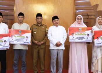 MENERIMA BANPROV - Sejumlah Kades di Provinsi Banten, menerima Banprov sebesar Rp120 juta, secara simbolis. (ISTIMEWA)
