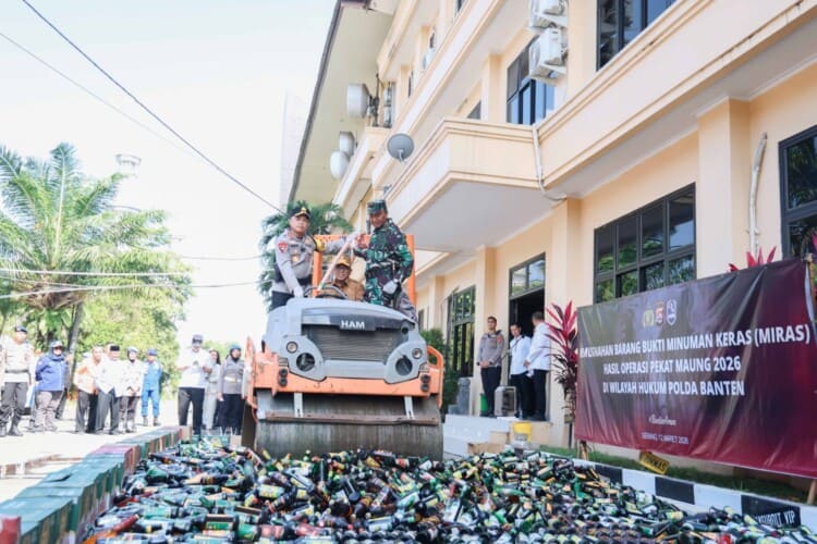 Pemusnahan ribuan botol miras, di Mapolda Banten. (ISTIMEWA)