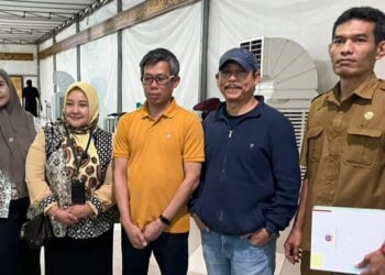 TIBA DI BANDARA : Dua warga Banten tiba di Bandra Internasional Soekarno-Hatta setelah sebelumnya dievakuasi dari wilayah Teheran, Iran. (ISTIMEWA)