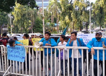 UNJUKRASA : Aktivis KNPI Pandeglang, melakukan demonstrasi di depan gedung BGN RI, terkait pengelolaan MBG di Pandeglang. (ISTIMEWA)