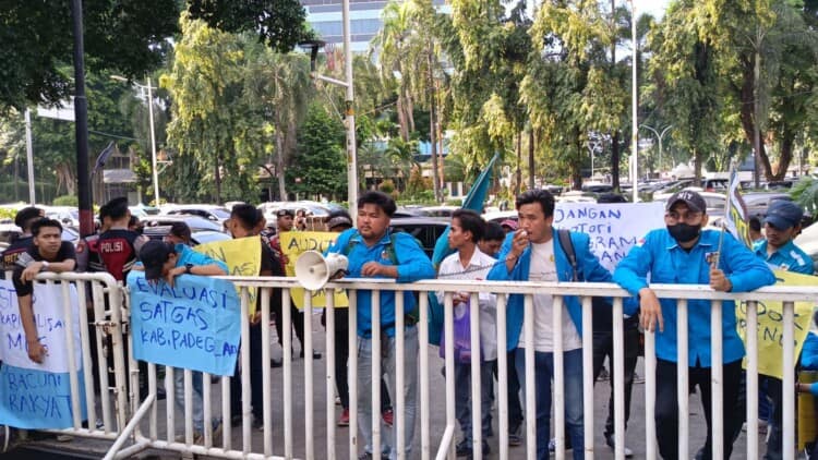 UNJUKRASA : Aktivis KNPI Pandeglang, melakukan demonstrasi di depan gedung BGN RI, terkait pengelolaan MBG di Pandeglang. (ISTIMEWA)