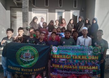 Padepokan Cimande Maung Banten (CMB), di Kecamatan Kramatwatu, Kabupaten Serang, memanfaatkan momentum bulan ramadan untuk melakukan aksi sosial dengan berbagi kebaikan berupa takjil, kepada masyarakat sekitar, Minggu (15/3/2026). (ISTIMEWA)
