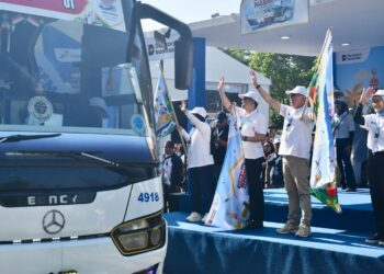 MELEPAS MUDIK : Jajaran direksi PT Pertamina melepas bus dalam program Mudik Bareng 2026. (ISTIMEWA)