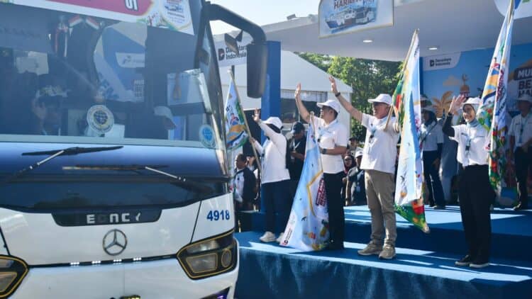 MELEPAS MUDIK : Jajaran direksi PT Pertamina melepas bus dalam program Mudik Bareng 2026. (ISTIMEWA)