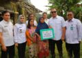 DITENGAH MASYARAKAT - Walikota Serang Budi Rustandi, meninjau kondisi dan menyalurkan bantuan untuk masyarakat di kediamannya. (ISTIMEWA)