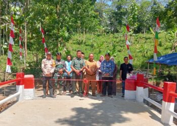 Peresmian Jembatan Gantung Garuda, du Kampung Cibodas, Desa Sinarjaya, Kecamatan Cigeulis, Kabupaten Pandeglang. (ISTIMEWA)