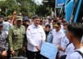 Direktur Utama Bank Banten Muhammad Busthami, menyerahkan bingkisan paket kepada peserta mudik gratis yang dilaksanakan Pemprov Banten. Penyerahan dilakukan secara simbolis, pada saat pelepasan mudik gratis oleh Gubernur Banten Andra Soni, di Alun-alun Kota Serang, Rabu (18/3/2026). (ISTIMEWA)