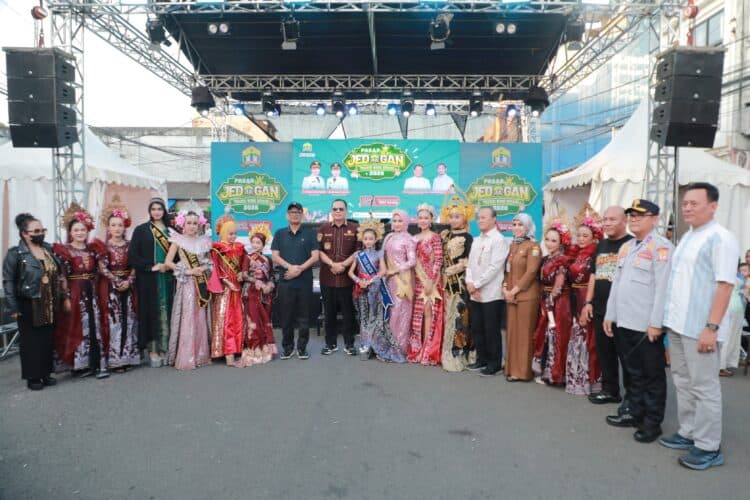Walikota Serang Budi Rustandi, berfoto bersama dengan para pihak terkait di kawasan Pasar Jedogan', di Kota Serang. (ISTIMEWA)