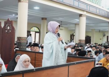 Bupati Pandeglang Raden Dewi Setiani, menyampaikan sambutan usai pelaksanaan Solat Idulfitri 1447 Hijriyah, di Masjid Agung Ar-Rahman, Pandeglang, Sabtu (21/3/2026). (ISTIMEWA)